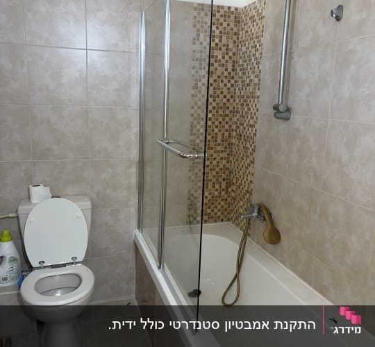 חדר אמבטיה עם אמבטיה, מקלחון ושירותים